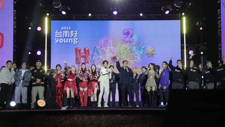 台南市長黃偉哲率市府與議會團隊一同倒數,迎接2025的到來。(圖/市府提供) 台南市長黃偉哲率市府與議會團隊一同倒數,迎接2025的到來。(圖/市府提供)