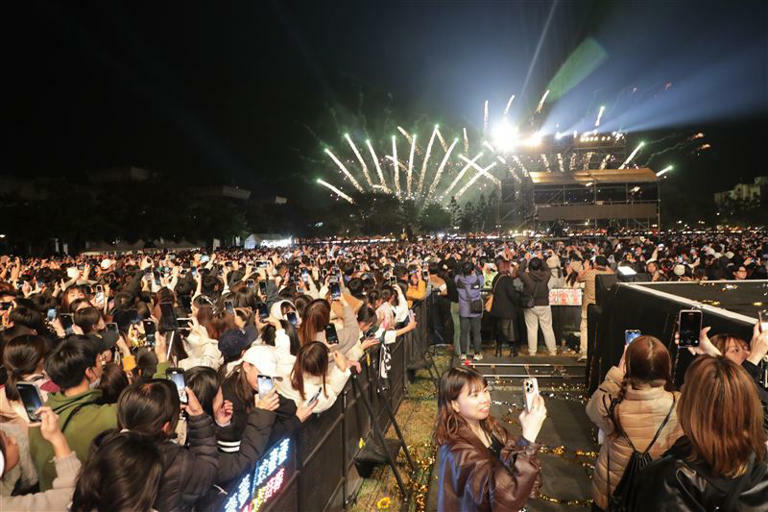 市府統計,跨年晚會共有25萬人次到場。(圖/市府提供) 市府統計,跨年晚會共有25萬人次到場。(圖/市府提供)