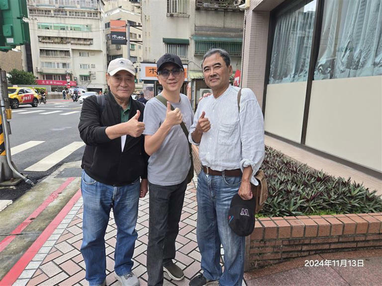 486先生(中)今(1)天貼出一張他在11月間跟魚夫(右)的合照並說,真的難以接受。(圖/翻攝自486臉書) 486先生(中)今(1)天貼出一張他在11月間跟魚夫(右)的合照並說,真的難以接受。(圖/翻攝自486臉書)