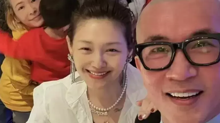 ▲小S跨年夜PO出全家人合照,大S(中)的素顏樣貌超吸睛。(圖/小S IG) ▲小S跨年夜PO出全家人合照,大S(中)的素顏樣貌超吸睛。(圖/小S IG)