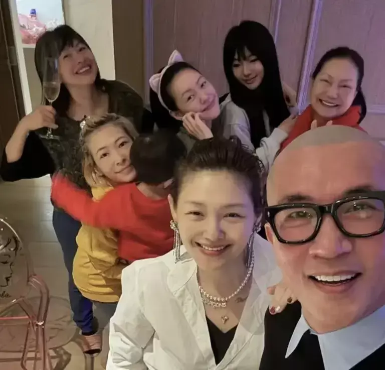 ▲小S跨年夜分享全家福照片,一家人顏值爆棚。(圖/小S IG) ▲小S跨年夜分享全家福照片,一家人顏值爆棚。(圖/小S IG)