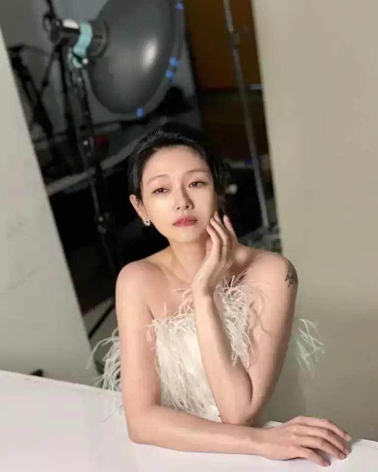 ▲今年48歲的大S保養得宜,白到自帶蘋果光。(圖/asosbarbiedee IG) ▲今年48歲的大S保養得宜,白到自帶蘋果光。(圖/asosbarbiedee IG)
