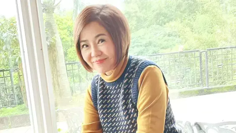 ▲于美人昨(31)日分享一段錄影玩遊戲時重摔的影片,見她整個人往前飛撲以頭部撞擊地面,主持人吳宗憲嚇慘急上前關心,而她本人也親自吐露現況報平安:「沒事!」(圖/翻攝自于美人臉書) ▲于美人昨(31)日分享一段錄影玩遊戲時重摔的影片,見她整個人往前飛撲以頭部撞擊地面,主持人吳宗憲嚇慘急上前關心,而她本人也親自吐露現況報平安:「沒事!」(圖/翻攝自于美人臉書)