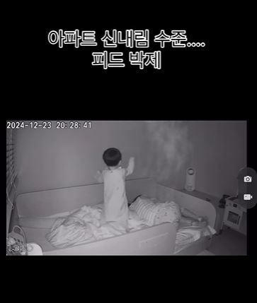 一名南韓媽媽曬出家中監視器畫面,可子看到2歲大兒子跟著旋律搖擺身體,手臂不斷揮舞。(圖/翻攝自IG@closeto_u_) 一名南韓媽媽曬出家中監視器畫面,可子看到2歲大兒子跟著旋律搖擺身體,手臂不斷揮舞。(圖/翻攝自IG@closeto_u_)