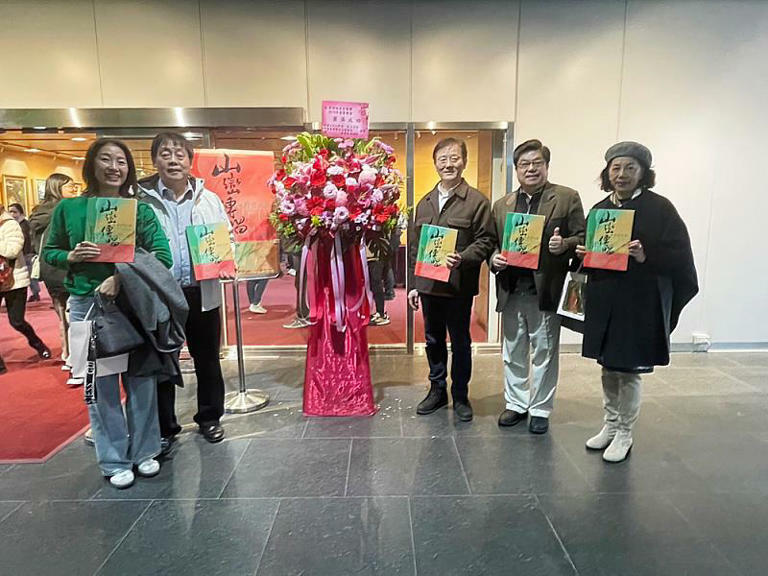 文大校長王子奇(左二)、社資處處長林柏杉(右三)及校友總會秘書長魏裕昌(右二)、社資處王禎綺組長(左)、劉美珊秘書(右)等出席,為音樂會增添光彩。 文大校長王子奇(左二)、社資處處長林柏杉(右三)及校友總會秘書長魏裕昌(右二)、社資處王禎綺組長(左)、劉美珊秘書(右)等出席,為音樂會增添光彩。