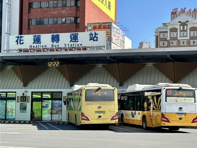 樂團五月天公益演唱會本周六、日在花蓮登場,縣府協調客運業者加開301路線公車,免費巡迴接駁,從花蓮轉運站至渡假酒店,市區也實施交管。(王志偉攝) 樂團五月天公益演唱會本周六、日在花蓮登場,縣府協調客運業者加開301路線公車,免費巡迴接駁,從花蓮轉運站至渡假酒店,市區也實施交管。(王志偉攝)