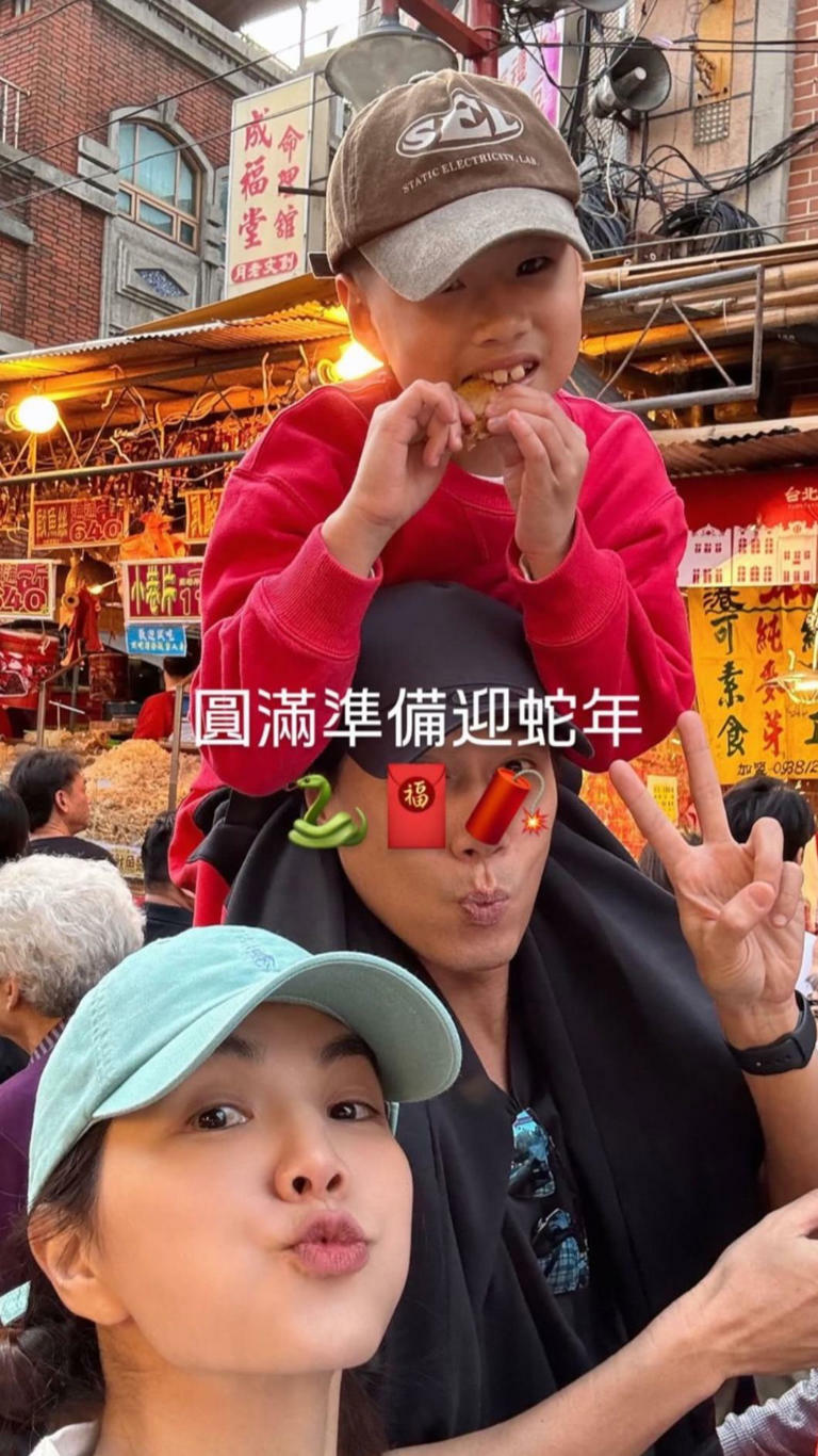 Ella全家逛起年貨大街,感受人擠人的年味。(圖/翻攝自Ella IG) Ella全家逛起年貨大街,感受人擠人的年味。(圖/翻攝自Ella IG)