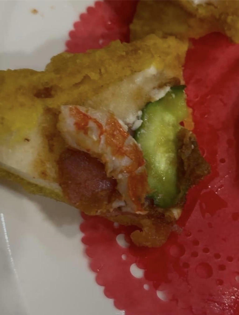 有民眾前往宜蘭南方澳一家知名海鮮餐廳用餐,點龍蝦三明治,內餡竟是蝦仁。(民眾提供/吳佩蓉宜蘭傳真) 有民眾前往宜蘭南方澳一家知名海鮮餐廳用餐,點龍蝦三明治,內餡竟是蝦仁。(民眾提供/吳佩蓉宜蘭傳真)