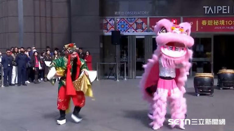 賈永婕點名黃仁勳,希望他可以接力,一起成為頂著獅頭賀新年的董事長 賈永婕點名黃仁勳,希望他可以接力,一起成為頂著獅頭賀新年的董事長