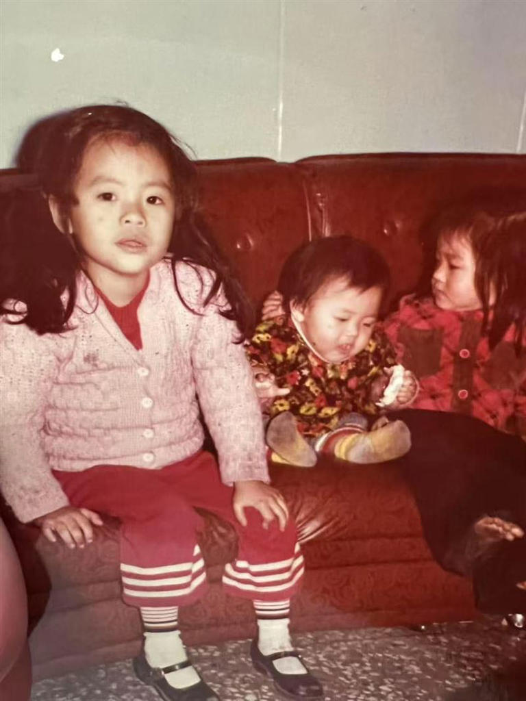 小S曬出童年時期合影,讓不少網友鼻酸。(圖/翻攝自小S臉書) 小S曬出童年時期合影,讓不少網友鼻酸。(圖/翻攝自小S臉書)
