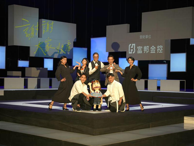 《謝謝大家收看》由王偉忠、郭子乾、王子育攜手主演。(圖/金星文創提供) 《謝謝大家收看》由王偉忠、郭子乾、王子育攜手主演。(圖/金星文創提供)
