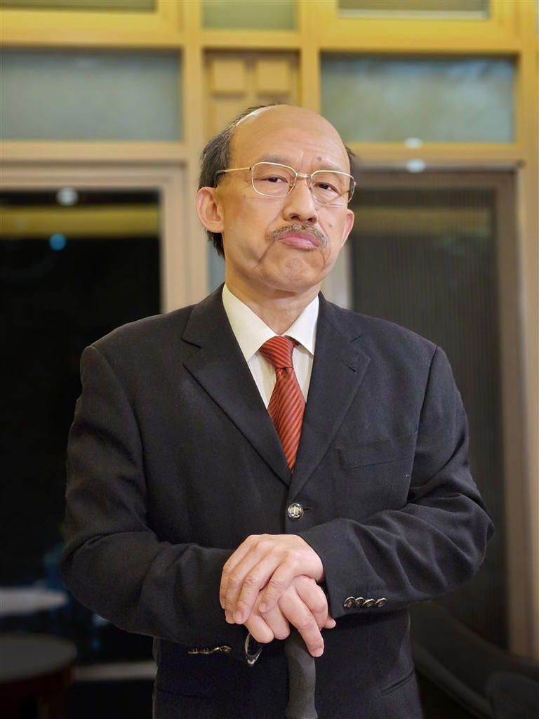 郭子乾巧扮柯建銘,說《謝謝大家收看》。(圖/金星文創提供) 郭子乾巧扮柯建銘,說《謝謝大家收看》。(圖/金星文創提供)