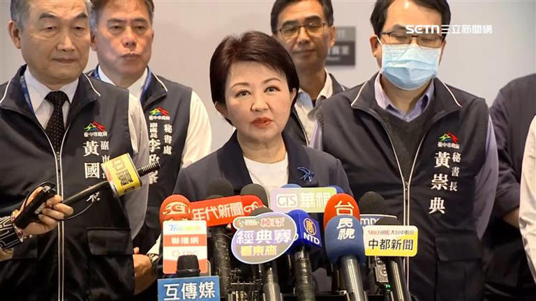 盧秀燕今天在機場表示,這次出訪任務很多,兩大要務是「城市外交」、「蓋大巨蛋」。(圖/翻攝畫面) 盧秀燕今天在機場表示,這次出訪任務很多,兩大要務是「城市外交」、「蓋大巨蛋」。(圖/翻攝畫面)
