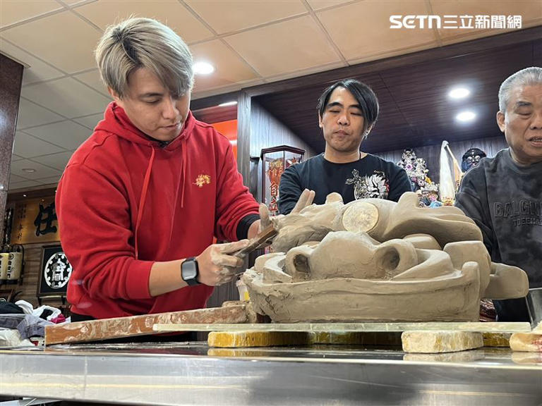 主持人體驗製作獅頭(圖/翻攝自寶島神很大) 主持人體驗製作獅頭(圖/翻攝自寶島神很大)