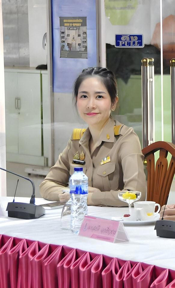 泰國曼谷一所學校的女校長,雖已是38歲,但面貌仍相當年輕。(圖/翻攝自臉書) 泰國曼谷一所學校的女校長,雖已是38歲,但面貌仍相當年輕。(圖/翻攝自臉書)