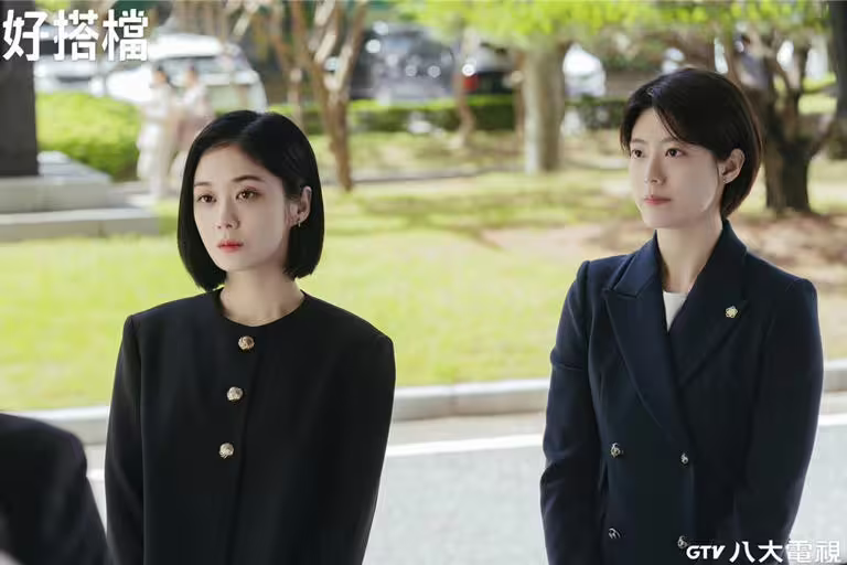 張娜拉（左）和南志鉉在《好搭檔》中飾演2位性格迥異的律師。（八大提供）