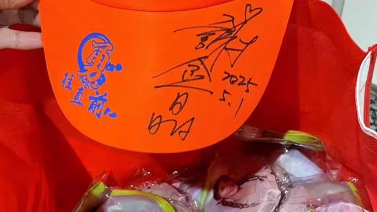 謝金晶粉絲特別製作扇子當白沙屯媽祖結緣品。(圖/翻攝自謝金晶IG) 謝金晶粉絲特別製作扇子當白沙屯媽祖結緣品。(圖/翻攝自謝金晶IG)