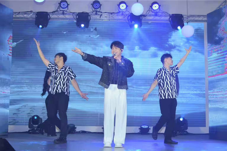 許志豪(中)現場演唱。(三立提供) 許志豪(中)現場演唱。(三立提供)