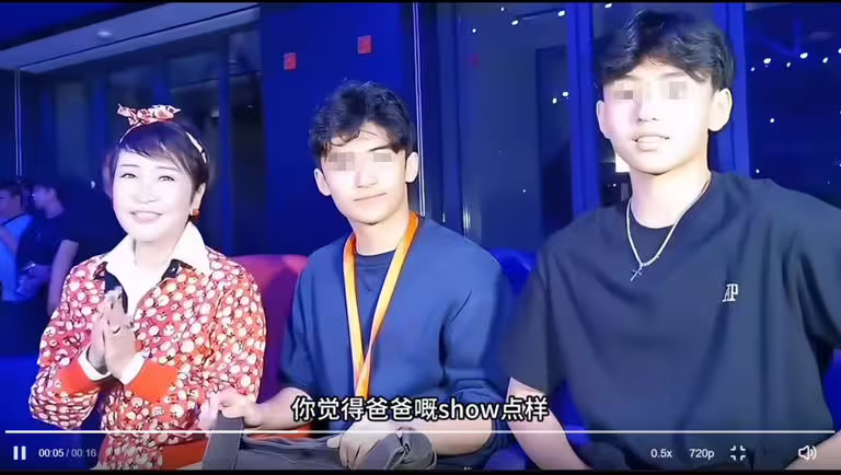 狄波拉(左起)、謝振軒、謝振南先前一起現身看謝霆鋒演唱會。(圖/翻攝自微博) 狄波拉(左起)、謝振軒、謝振南先前一起現身看謝霆鋒演唱會。(圖/翻攝自微博)