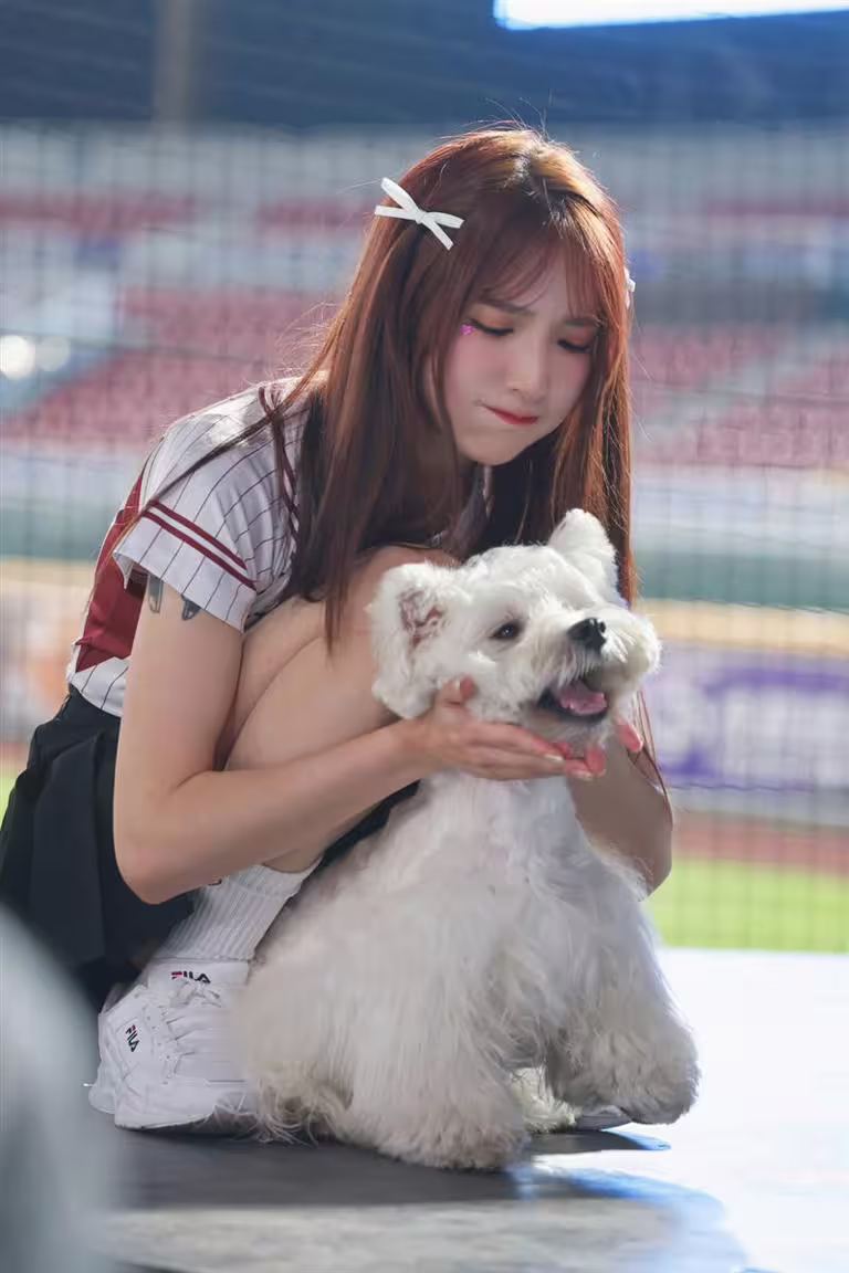 樂天女孩小葳葳(Dora)和愛犬「蛋堡」(圖/樂天桃猿提供) 樂天女孩小葳葳(Dora)和愛犬「蛋堡」(圖/樂天桃猿提供)
