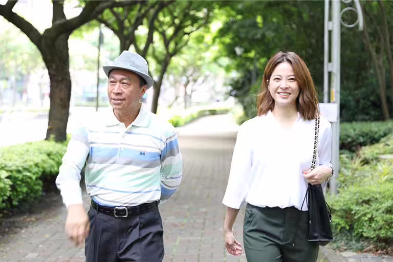 游安順與蘇晏霈這回劇中關係從父女變成董事長與員工。（民視提供）