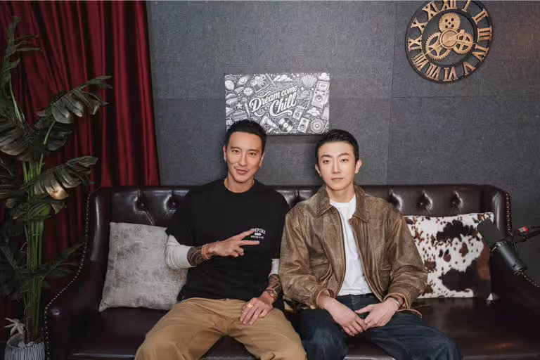 張懷秋(右)與王陽明相識快20年,卻因合作電影《角頭-大橋頭》才真正走近彼此。(犢影制作、有意思國際傳播提供) 張懷秋(右)與王陽明相識快20年,卻因合作電影《角頭-大橋頭》才真正走近彼此。(犢影制作、有意思國際傳播提供)