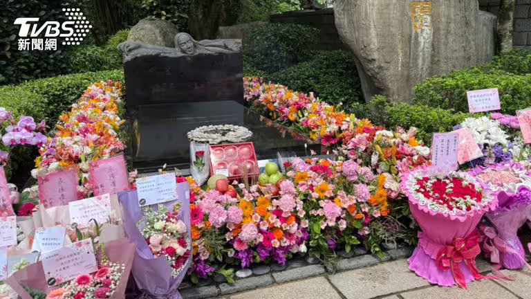 來自各地的粉絲送上花束致意。(圖/陳薈涵攝) 來自各地的粉絲送上花束致意。(圖/陳薈涵攝)
