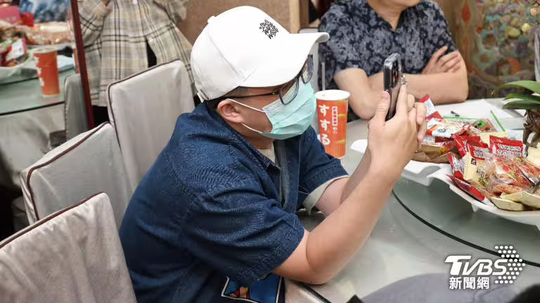 澎恰恰未現身,兒子皮皮悄悄到場。(圖/張哲鳴攝) 澎恰恰未現身,兒子皮皮悄悄到場。(圖/張哲鳴攝)