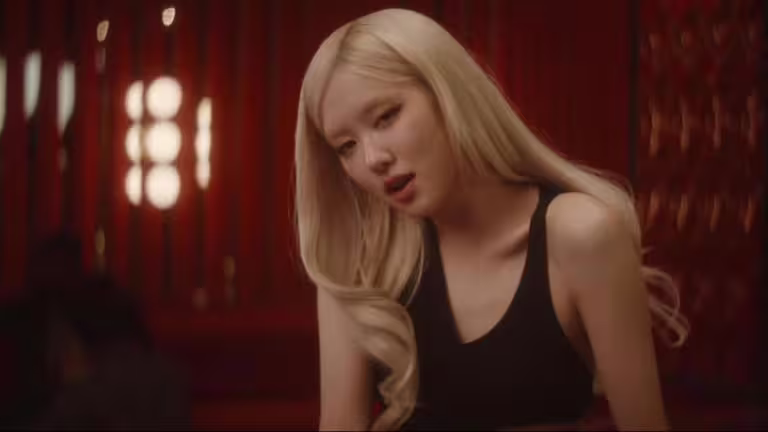 Rosé新歌為《F1 The Movie》原聲帶的第二波主打曲。(圖/取自MV截圖) Rosé新歌為《F1 The Movie》原聲帶的第二波主打曲。(圖/取自MV截圖)