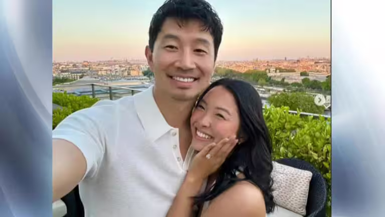 《尚氣》劉思慕求婚成功!「台裔未婚妻」曬超大鑽戒:永遠在一起 《尚氣》劉思慕求婚成功!「台裔未婚妻」曬超大鑽戒:永遠在一起