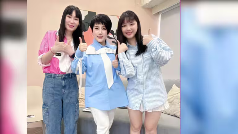 周思潔(中)接受輯楊起鳳(左)和主持人洪儀婷的娛樂頭條【T TALK】YT節目專訪。(圖/萊格悠國際文化提供) 周思潔(中)接受輯楊起鳳(左)和主持人洪儀婷的娛樂頭條【T TALK】YT節目專訪。(圖/萊格悠國際文化提供)