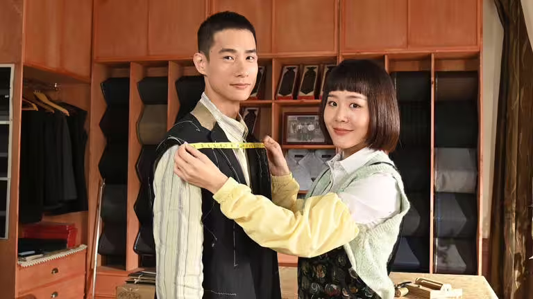 盧彥澤(左)和何宜珊呈現西裝師傅級手藝。(圖/台視提供) 盧彥澤(左)和何宜珊呈現西裝師傅級手藝。(圖/台視提供)