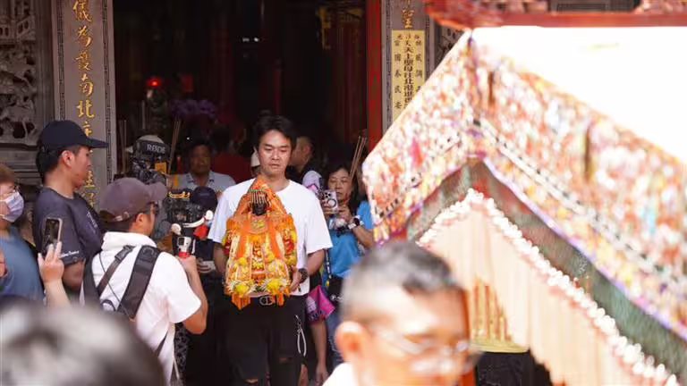 柯大堡手捧白沙屯媽祖。(圖/信徒文化季提供) 柯大堡手捧白沙屯媽祖。(圖/信徒文化季提供)