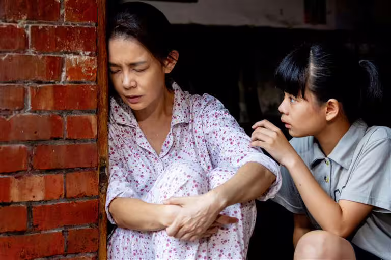 林美貞(左)劇中被小孩關心。(圖/大愛提供) 林美貞(左)劇中被小孩關心。(圖/大愛提供)