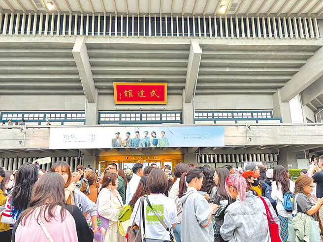 日本武道館場外可見蘇打綠的巨型看板及爆滿人潮。(黃雯犀攝) 日本武道館場外可見蘇打綠的巨型看板及爆滿人潮。(黃雯犀攝)