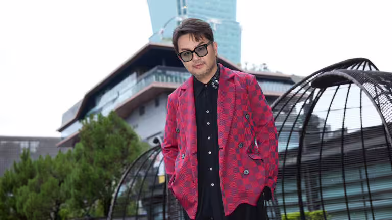 蘇震洋推出個人首張EP《不晚》。(圖/綵星娛樂提供) 蘇震洋推出個人首張EP《不晚》。(圖/綵星娛樂提供)
