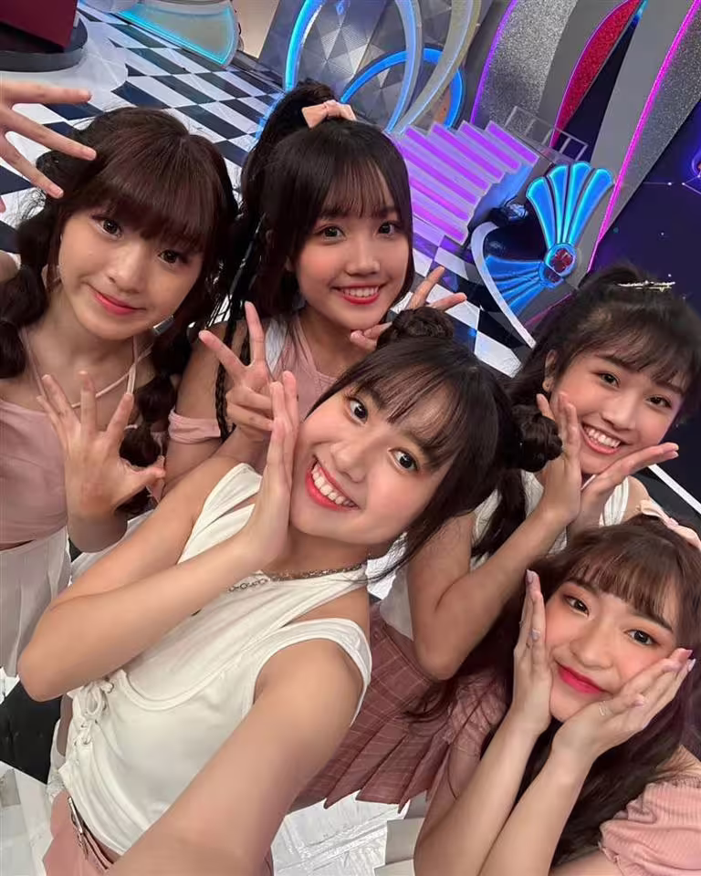 「Give me five少女隊」許芷芸(左起)、張羽靚、張家瑜、張思媛、黃宥臻私底下感情很好。(圖/長興影視提供) 「Give me five少女隊」許芷芸(左起)、張羽靚、張家瑜、張思媛、黃宥臻私底下感情很好。(圖/長興影視提供)