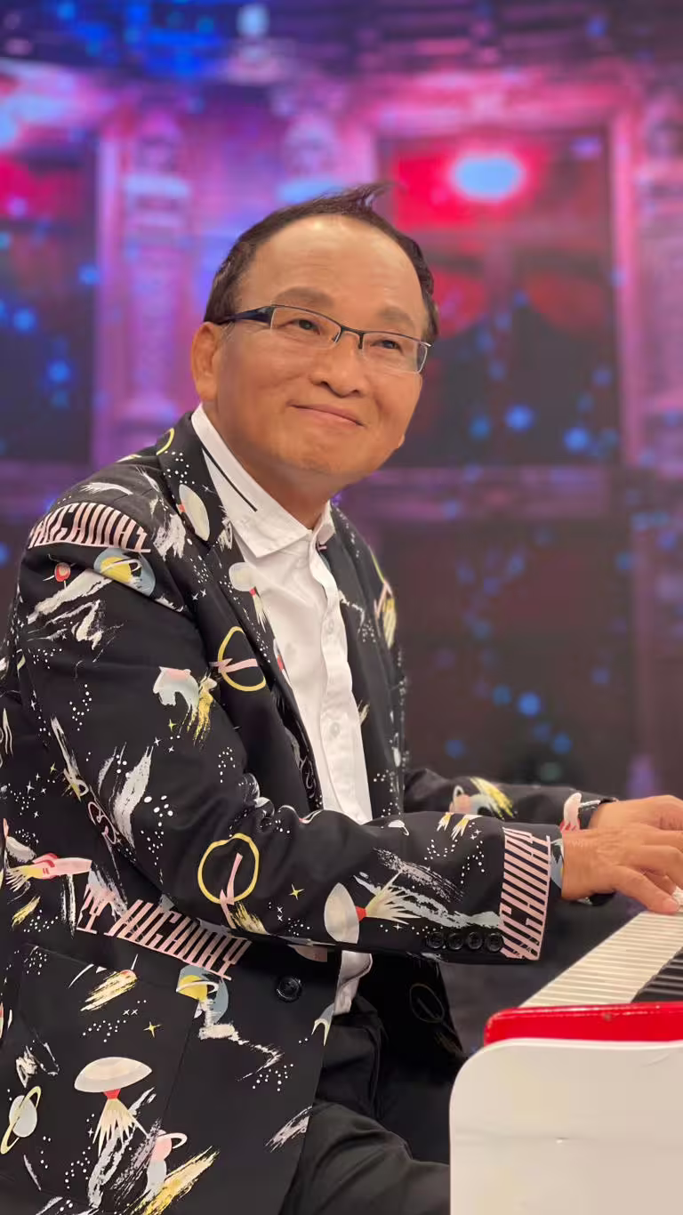 孔鏘當起稱職綠葉,讓主持人、歌手在台上發光發熱。(圖/萬星傳播提供) 孔鏘當起稱職綠葉,讓主持人、歌手在台上發光發熱。(圖/萬星傳播提供)