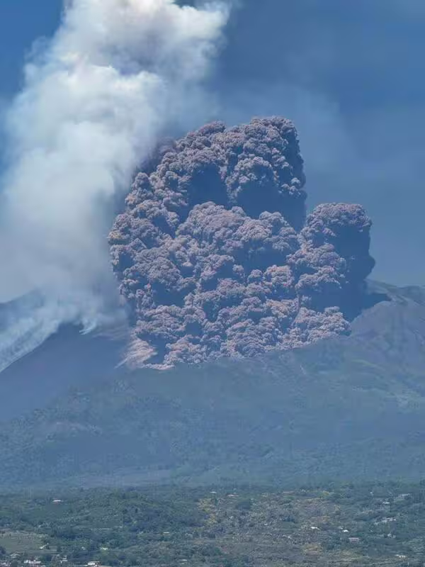 義大利西西里島上的活火山「艾特納火山」(Mount Etna)在昨(2)日突然劇烈噴發。 圖:翻攝自 X 義大利西西里島上的活火山「艾特納火山」(Mount Etna)在昨(2)日突然劇烈噴發。 圖:翻攝自 X