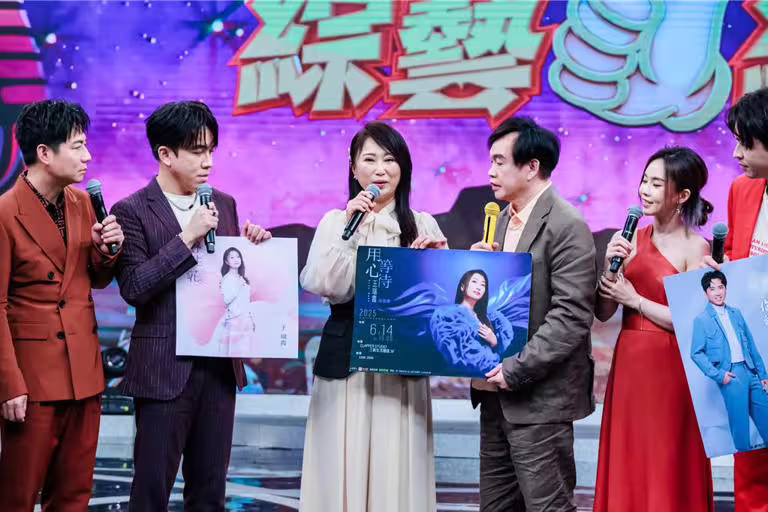 王瑞霞(中)登上《綜藝一級棒》宣傳全新專輯。(中視提供) 王瑞霞(中)登上《綜藝一級棒》宣傳全新專輯。(中視提供)