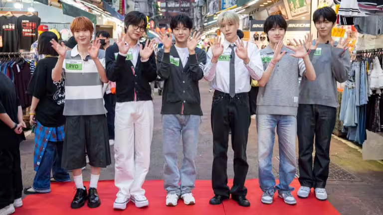 韓國團體「NCT WISH」團員RYO（左起）、RIKU、YUSHI、SION、SAKUYA、JAEHEE上《食尚玩家》逛夜市。（圖／TVBS）