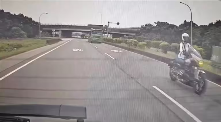 重機女騎士騎在砂石車前方。(圖/翻攝畫面) 重機女騎士騎在砂石車前方。(圖/翻攝畫面)