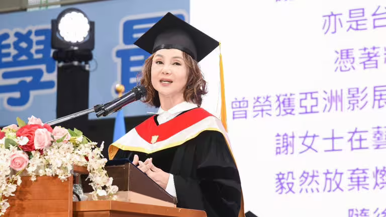 謝玲玲獲頒名譽文學博士學位。(圖/台灣優質生命協會提供) 謝玲玲獲頒名譽文學博士學位。(圖/台灣優質生命協會提供)