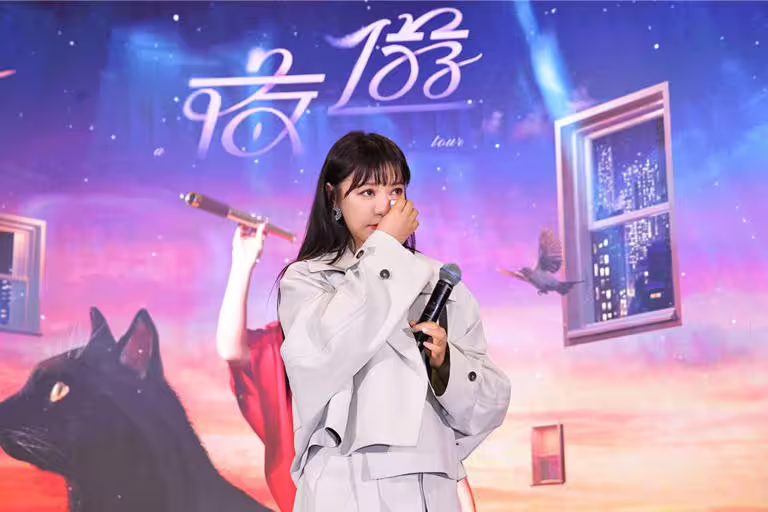 丁噹9日在慶功記者會上淚灑舞台。(相信音樂提供) 丁噹9日在慶功記者會上淚灑舞台。(相信音樂提供)