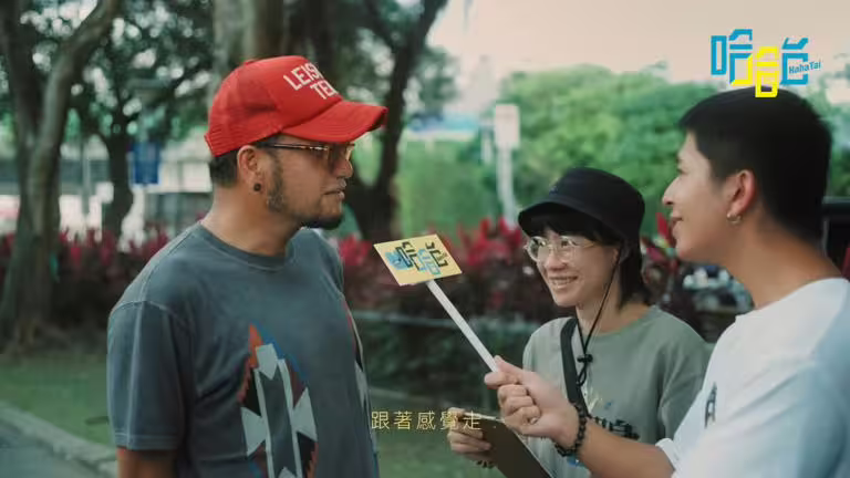 張震嶽在全新單曲〈跟著感覺走〉MV中接受知名YouTube頻道「哈哈台」的訪問,用幽默風趣的口吻給予正在迷惘的年輕人建議。(圖/翻攝自滾石唱片YT) 張震嶽在全新單曲〈跟著感覺走〉MV中接受知名YouTube頻道「哈哈台」的訪問,用幽默風趣的口吻給予正在迷惘的年輕人建議。(圖/翻攝自滾石唱片YT)