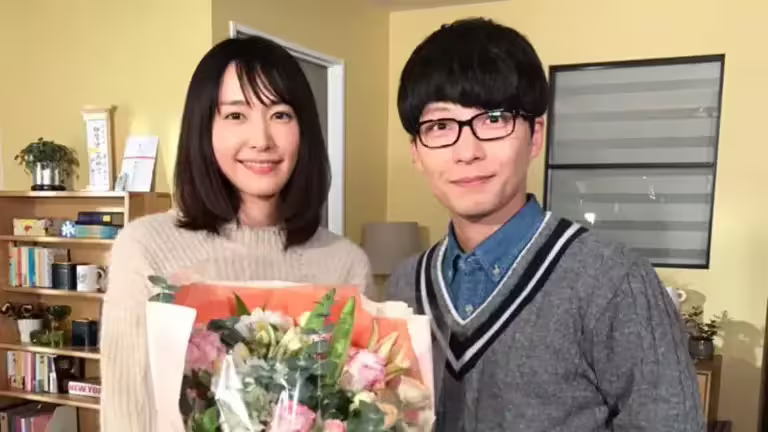▲男星星野源(右)和新垣結衣(左)夫妻總被認為是在《月薪嬌妻》中假戲真做,近日他罕見在電台節目中提及兩人交往時間線、甜蜜的婚後生活也曝光。(@nigehaji_tbs) ▲男星星野源(右)和新垣結衣(左)夫妻總被認為是在《月薪嬌妻》中假戲真做,近日他罕見在電台節目中提及兩人交往時間線、甜蜜的婚後生活也曝光。(@nigehaji_tbs)