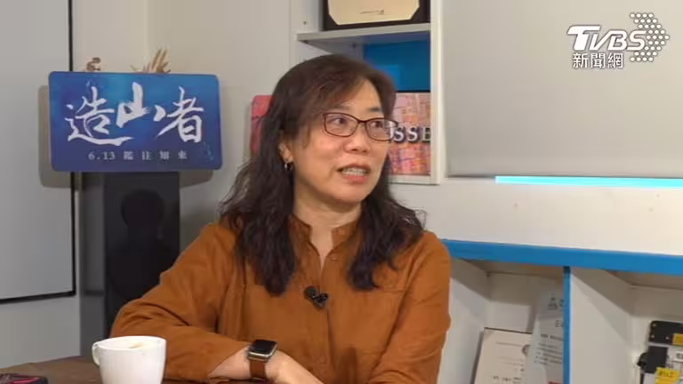 導演蕭菊貞接受TVBS獨家專訪,談及製作首部講述台灣半導體產業的紀錄片花了超過五年。(圖/TVBS) 導演蕭菊貞接受TVBS獨家專訪,談及製作首部講述台灣半導體產業的紀錄片花了超過五年。(圖/TVBS)