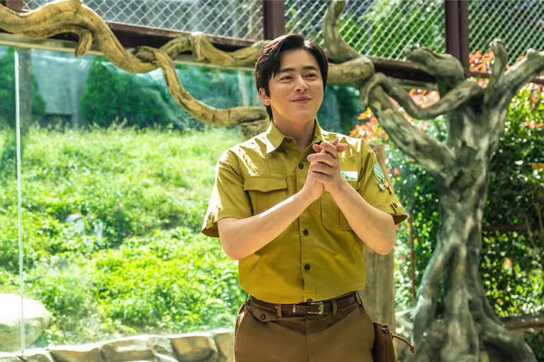 曹政奭在《我和我的殭屍女兒》中飾演猛獸飼養員。（車庫娛樂提供）
