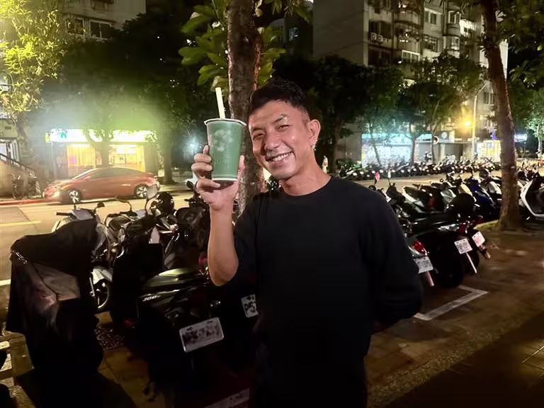 泰籍影帝萬洛·隆甘迦再度抵台，體驗在地美食綠豆沙。（圖／牽猴子提供）