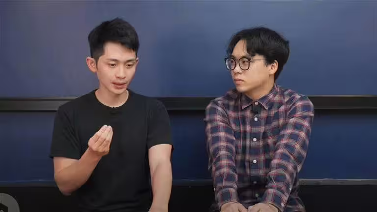 賀瓏(右)坦承跟博恩(左)不是朋友。(圖/翻攝自STR Network YouTube) 賀瓏(右)坦承跟博恩(左)不是朋友。(圖/翻攝自STR Network YouTube)